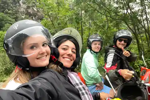 Tour in scooter: due itinerari mozzafiato con guida locale