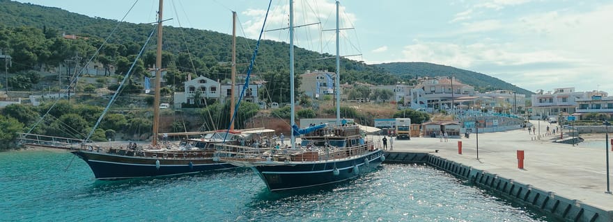 Croisière d'une demi-journée à Athènes : arrêt baignade, déjeuner et boissons inclus