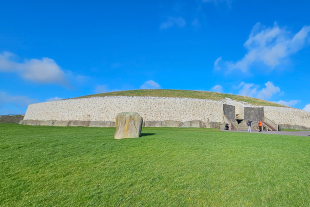 Tomba a corridoio di Newgrange e antichi siti irlandesi.
