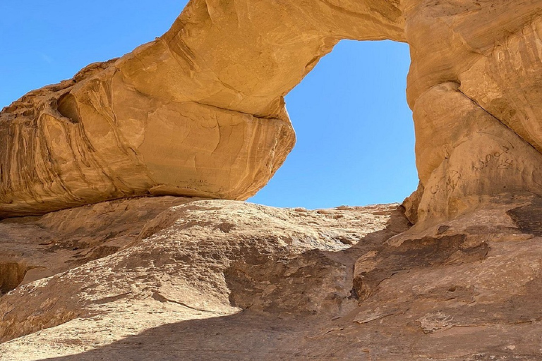 Tour naar Wadi Rum vanuit Amman of de hele dag over de Dode ZeeTour naar Wadi Rum vanuit Amman of DeadSea Minivan van een hele dag 7pax