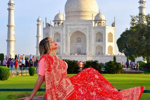 Agra: Escursione di mezza giornata al Taj Mahal con abbigliamento indiano tradizionale