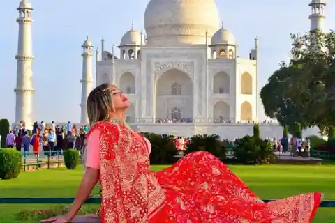 Agra: Taj Mahal Half Day Trip with Traditional Indian Attire