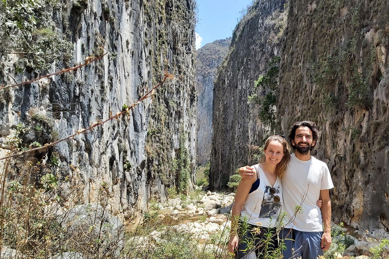 Escursione di 2 giorni con il canyon di Apoala, gli stagni e le cascatePrezzo a partire da 2 persone