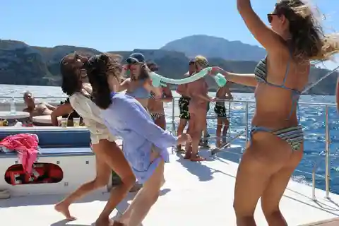 Denia: Tour in catamarano di Cova Tallada e sosta per nuotare