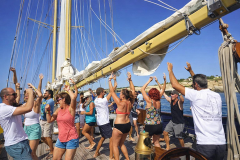 Vilamoura: Sunset Boat Party with a DJ and Open Bar