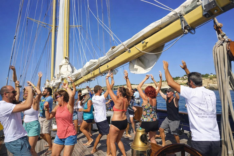 Vilamoura: Sunset Boat Party with a DJ and Open Bar