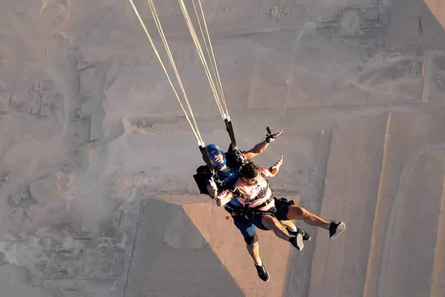 Fallschirmspringen über den großen Pyramiden in Kairo, Ägypten. Foto: GetYourGuide Fallschirmspringen über den großen Pyramiden in Kairo, Ägypten. Foto: GetYourGuide