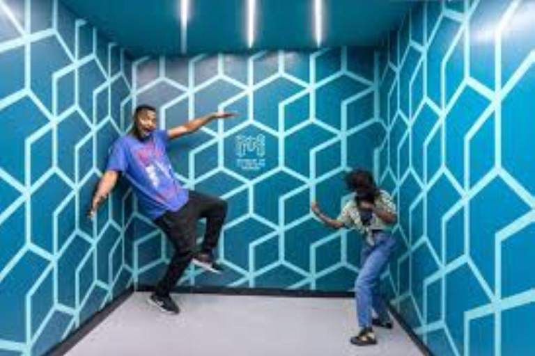 Nairobi: Giraffe Center, Museum of Illusions & Blixen Tour