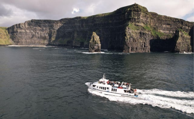 Depuis Dublin : Tour en bateau vers les falaises de Moher et la grotte d&#039;Aillwee