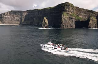 Von Dublin aus: Cliffs of Moher, Bootstour & Aillwee Höhle
