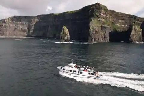 From Dublin: Cliffs of Moher, Boat Tour & Aillwee Cave