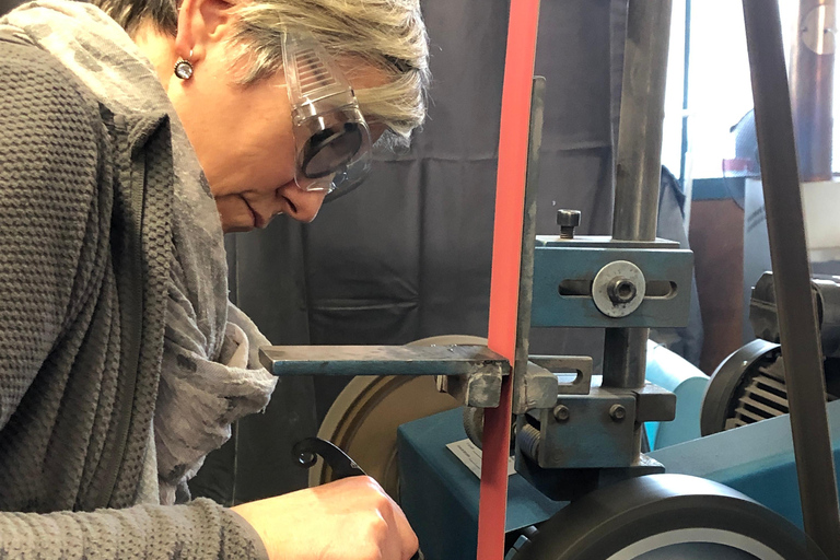 Münsingen/Bern: Knife forging event, a unique and exciting experience Münsingen/Bern: Knife-making event, a unique and exciting experience