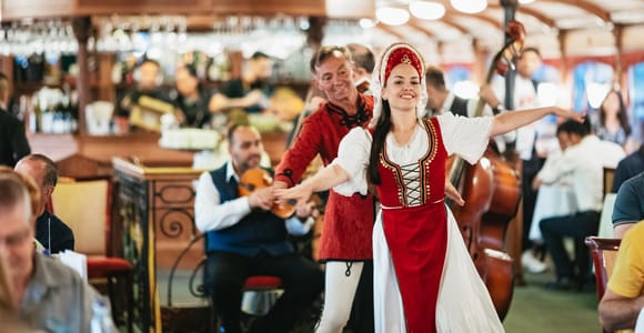 Budapest: Dinner Cruise with Live Music and Folk Dance Show