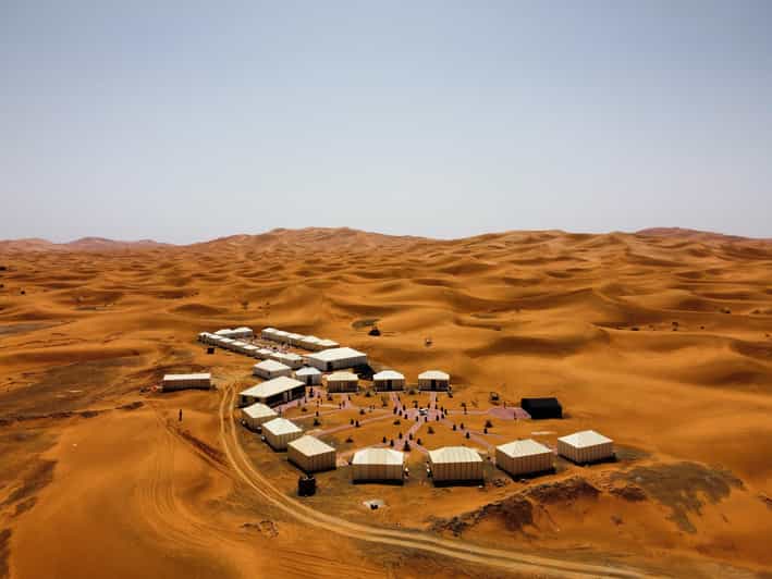 Merzouga : Nuit dans une tente de luxe dans le désert avec dîner - dromadaire