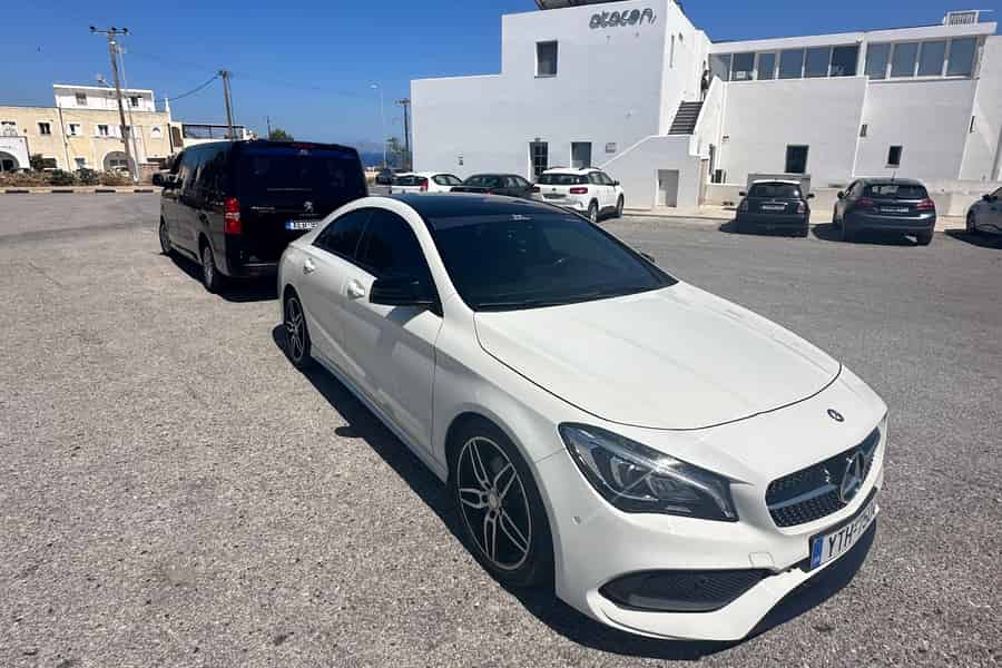 Privater Transfer vom Flughafen Santorin. Foto: GetYourGuide