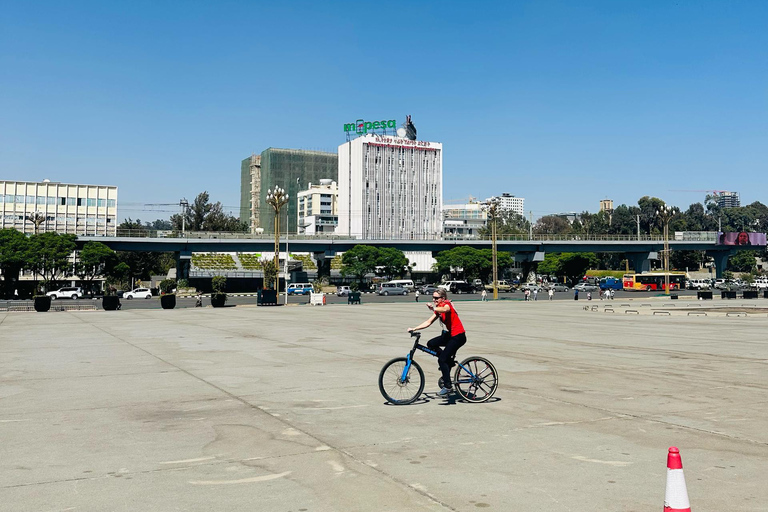 Addis Abeba: wycieczka autobusem z otwartym dachem i jazda na rowerzeAddis Abeba: Wycieczka autobusem z otwartym dachem i jazda na rowerze