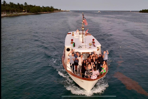 Miami: Miami Skyline Vintage Yacht Cruise,Miami: história do cruzeiro pelo porto de Miami