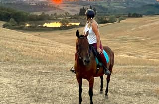 Siena: Reiten mit Siena im Hintergrund