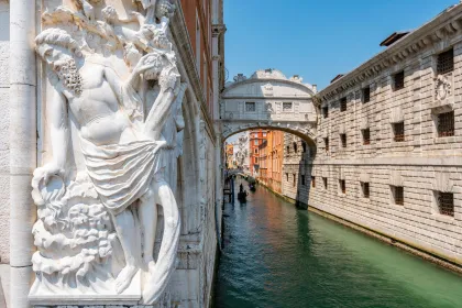 Venedig: Gondelfahrt unter der Seufzerbrücke