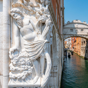 Venedig: Gondelfahrt unter der Seufzerbrücke & Audioguide