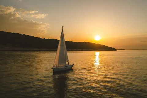 De Valletta: Cruzeiro romântico ao pôr do sol em um iate a vela