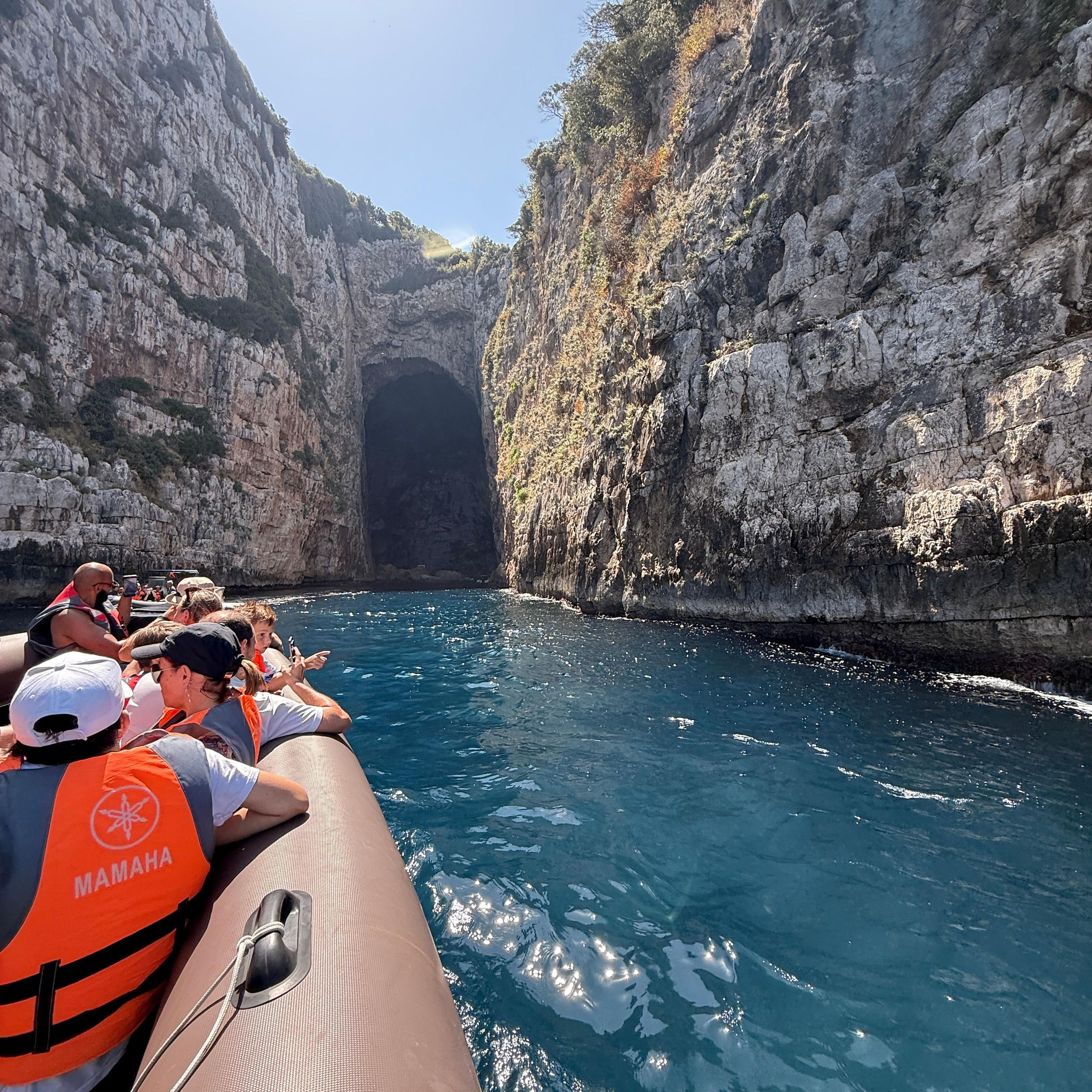 Vlorë: Bootstour zur Insel Sazan, zur Haxhi-Ali-Höhle und nach Karaburun