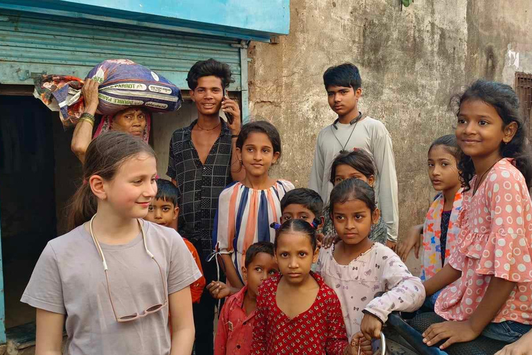 Mumbai: Visita a los barrios bajos de Dharavi Grupo reducido de Local-Support LocalPaseo por la barriada de Dharavi de la mano de un lugareño