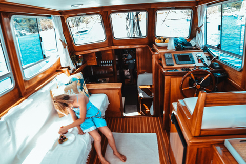 Palma: Private Classic Mallorcan Boat Tou Palma Bay: Cruise to Sea Caves or Calas with tapas & drinks