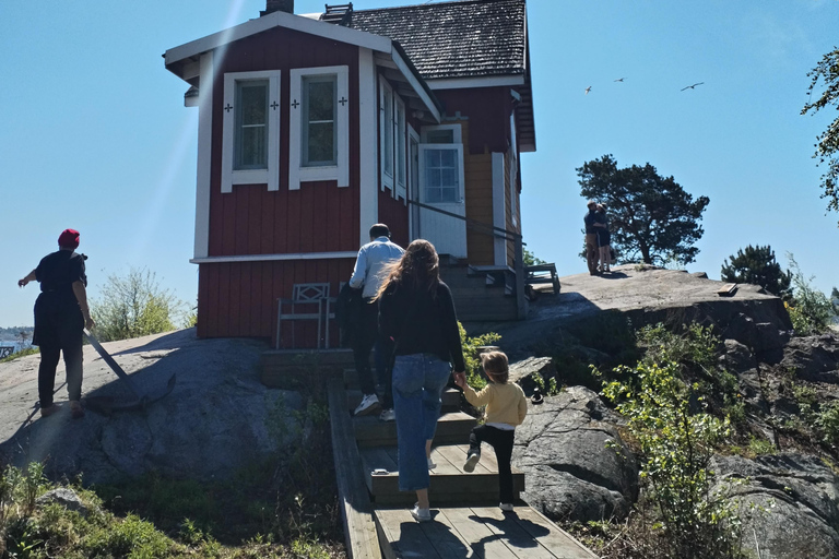 Helsinki: Cute Island Coffee Shop Visit with Lunch & Ferry