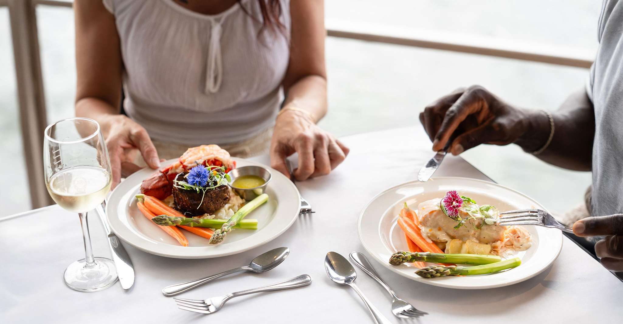 Montréal: 3 or 5-Course Dinner Cruise with DJ & Dancing