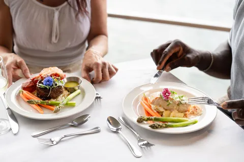 Montréal: 3 or 5-Course Dinner Cruise with DJ & Dancing