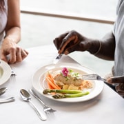 Montréal: Jantar Cruzeiro de 3 ou 5 pratos com DJ e dança