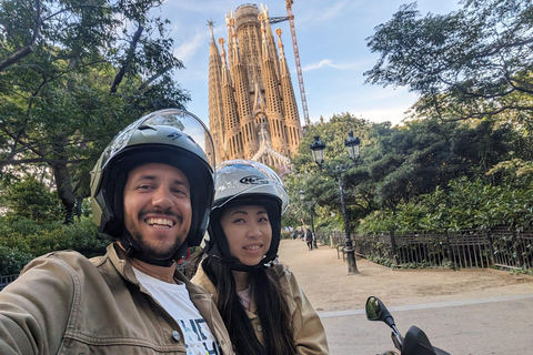 Giro veloce di Barcellona: tour guidato in scooter di 2 oreBarcellona: Tour guidato privato della città in sella a un motorino