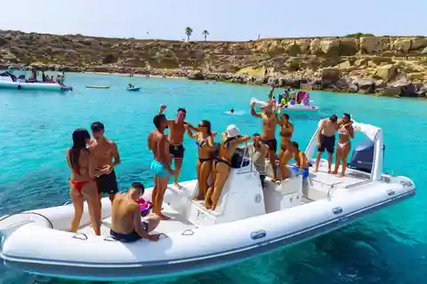Da Trapani: Tour Egadi Favignana e Levanzo in Gommone (Pranzo incluso)