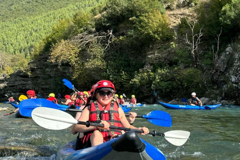 Kajakpaddling i floden Viosa - AlbanienGjirokastra:Kajakpaddling i floden Viosa