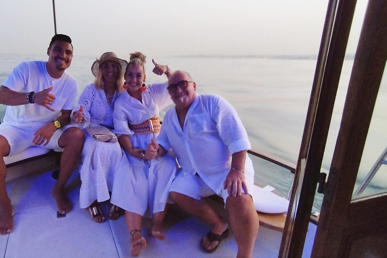 Estepona : Excursion en bateau à la recherche de dauphins avec boissons et collations