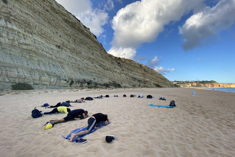 Yoga vid solnedgången på Lagos vackra strand av el Sol Lifestyle