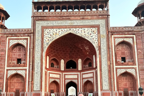 Delhi : excursion de 5 jours dans le Triangle d&#039;Or avec un guide germanophoneExcursion de 5 jours avec hébergement dans des hôtels 4 étoiles