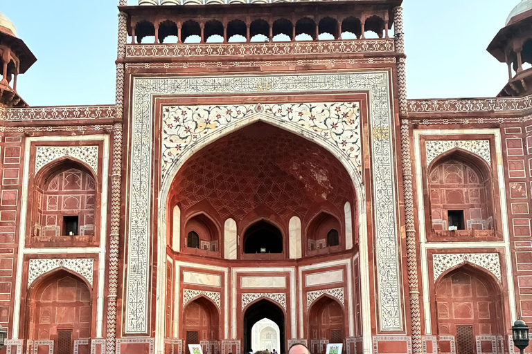 Delhi : excursion de 5 jours dans le Triangle d&#039;Or avec un guide germanophoneExcursion de 5 jours avec hébergement dans des hôtels 4 étoiles