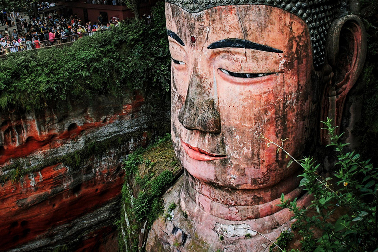 Chengdu: Leshan Giant Buddha & Huanglongxi Ancient Town Tour Private tour with English or Cantonese guide