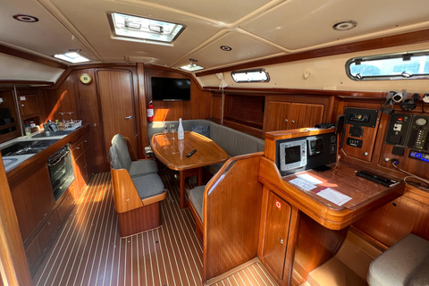 L&#039;heure d&#039;or sur un yacht élégant : Excursion au coucher du soleil à Lagos, Algarve