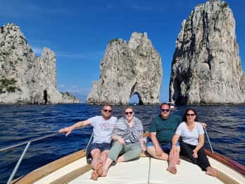 Naples : tour exclusif en bateau à Capri avec baignade - petit groupe