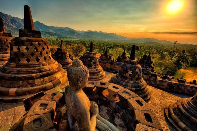 Yogyakarta: Borobudur Sunrise ClimbUp & Prambanan Guided