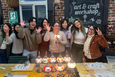 San Jose: laboratorio di lampade a mosaico turcheSan Jose: Laboratorio di lampade a mosaico turche