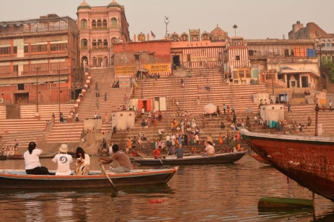 Waranasi:- Poranna krótka wycieczka po Waranasi z rejsem wycieczkowym łodziąProfessional Tour Guide Only