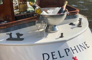 Amsterdam: Private Dinner-Bootsfahrt (4 Personen) mit Guide