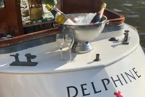 アムステルダム：ガイドとワイン付きプライベートディナークルーズ