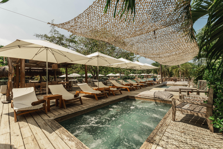 Cartagena:Makani Beach Club w/ Boat Transfer, Drink & Sunbed Makani ELUA VIP Couple Experience – Spa, Lunch & Drinks