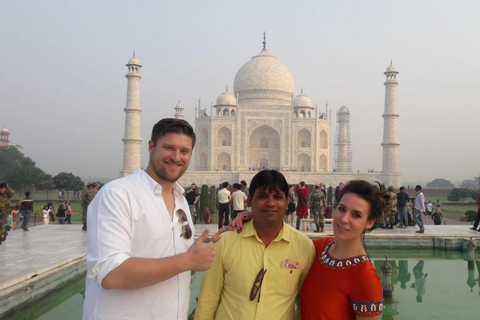 Visita nocturna al Taj Mahal en Agra desde Bombay con vuelo de ida y vueltaNoche en Agra con alojamiento en hotel de 4 estrellas.