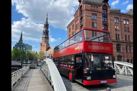Hamburg: 1-Hour Sightseeing Bus Tour with Live Guide